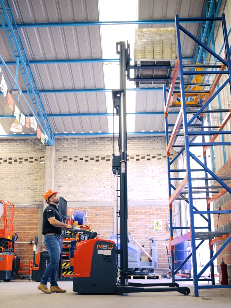 ¿Qué es un apilador y para qué sirve en tu almacén? 2 Guía completa para elegir el mejor equipo de elevación para tu almacén