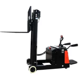 Apilador con reach CQE15R diseñado para optimizar el espacio en almacenes Noblemaq Montacargas
