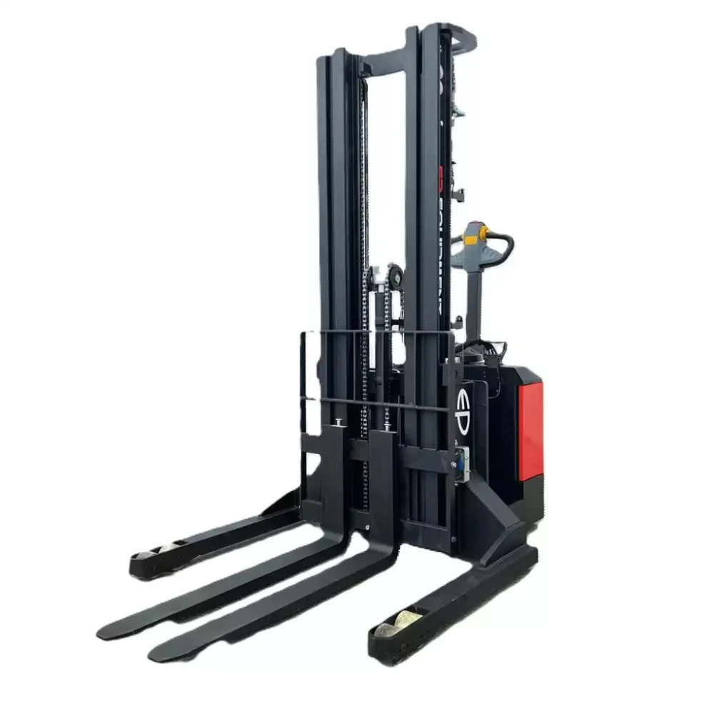 Apilador eléctrico ES18-40WA elevando pallets a 4.8 metros Noblemaq Montacargas Apilador eléctrico ES18-40WA elevando pallets a 4.8 metros Noblemaq Montacargas