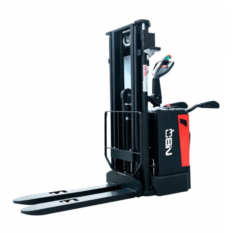 Apilador de carga para traslado de mercancía en planta industrial